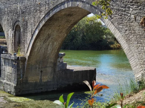 Brug Oude Boogschutter Arta Stad Griekenland Zomer Seizoen Onder Bomen — Stockfoto