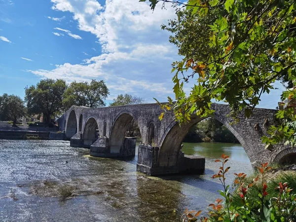 Γέφυρα Παλιά Τοξωτή Στην Πόλη Της Arta Ελλάδα Κατά Θερινή — Φωτογραφία Αρχείου