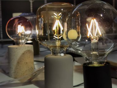 Işıklar ev arkaplanı için elektrik enerjisini aydınlatır