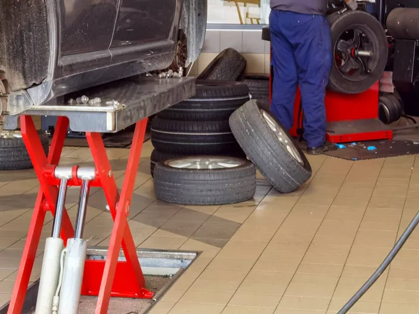 Carro Reparação Loja Pneu Rodas Mudança — Fotografia de Stock