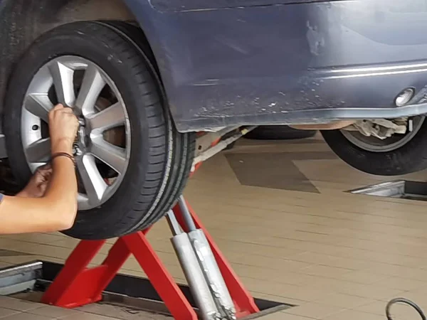 Carro Reparação Loja Pneu Rodas Mudança — Fotografia de Stock