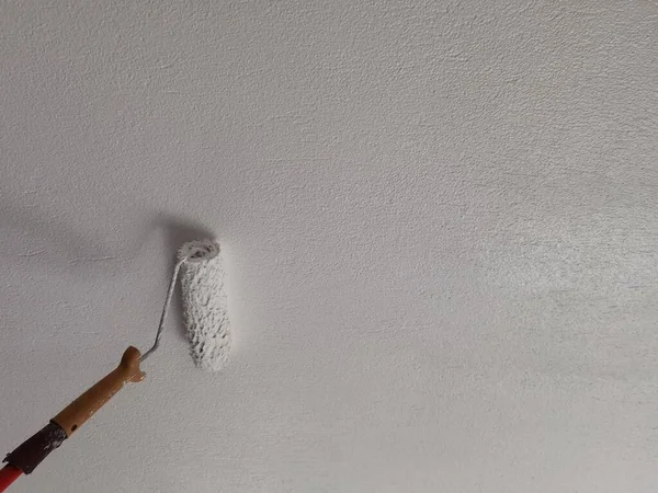Beyaz Duvarda Fırça Fırçası Boyacısı Silindiri — Stok fotoğraf