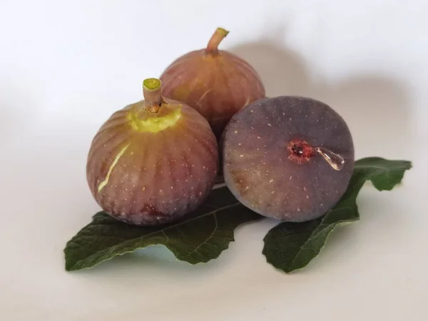 과일즙을 무화과는 가을철에 분리되어 과일을 먹는다 — 스톡 사진