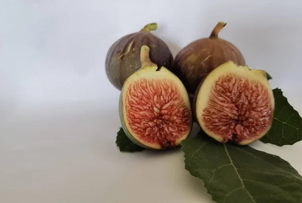 Fichi Neri Con Sciroppo Correre Nella Stagione Autunnale Isolati Fondo — Foto Stock