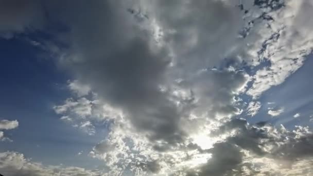 Ήλιος Ανάμεσα Στα Σύννεφα Φως Κουρτίνες Διάχυτο Φόντο — Αρχείο Βίντεο