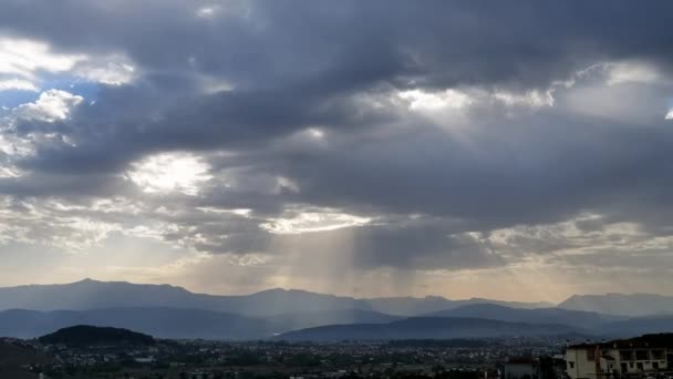 Sol Entre Las Nubes Cortinas Luz Fondo Difuso — Vídeo de stock