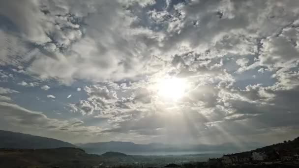 Ήλιος Ανάμεσα Στα Σύννεφα Φως Κουρτίνες Διάχυτο Φόντο — Αρχείο Βίντεο