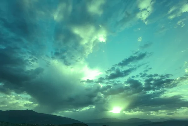 Zon Zonsopgang Onder Wolken Licht Gordijnen Diffuse Achtergrond — Stockfoto