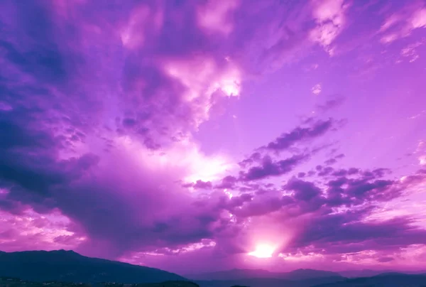 Sonne Sonnenaufgang Zwischen Wolken Lichtvorhänge Diffuser Hintergrund — Stockfoto