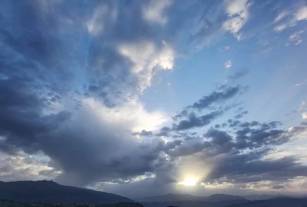 Sol Salida Del Sol Entre Las Nubes Cortinas Luz Fondo — Foto de Stock