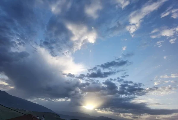 Sol Salida Del Sol Entre Las Nubes Cortinas Luz Fondo — Foto de Stock