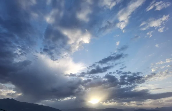 Sol Salida Del Sol Entre Las Nubes Cortinas Luz Fondo — Foto de Stock