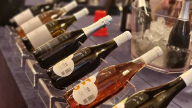 Şarap şişeleri lüks tatma grubu