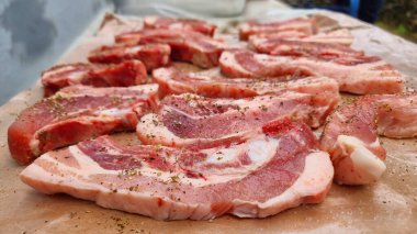 Pirzola pancetta eti pişmeye hazır çiğ tuz.