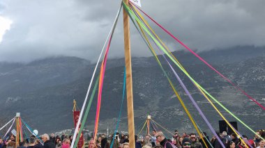 İyonnina 'da dans eden karnaval çizgileri Yağmurlu hava Yunanistan' da