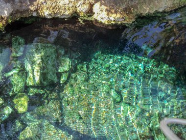 Doğal taş havuzunun dibi bozuk paralarla dolu. Soyut arkaplan. Kleopatra hiyeraplis Pamukkale 'deki antik antika havuzu. Yüksek kalite fotoğraf
