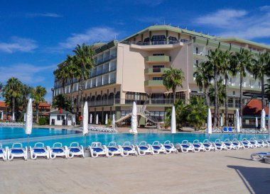 Belek, Türkiye, Adora Golf Tatil Köyü, Ekim 2015 'te lüks tropikal tatil beldesinde yüzme havuzu. Lüks tropikal tatil beldesindeki plaj salonlarıyla yüzme havuzu. Yüksek kalite fotoğraf