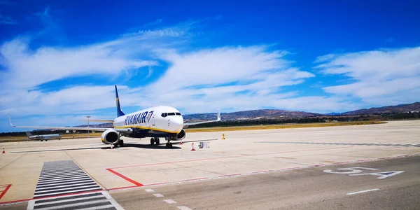 Vliegtuig Landde Paphos Airport Tegen Achtergrond Van Bergen Blauwe Lucht — Stockfoto