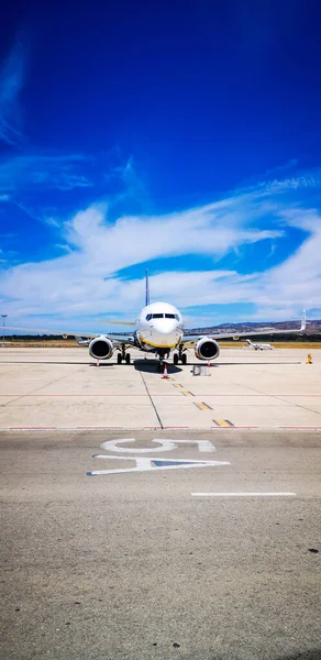 Avião Pousou Aeroporto Paphos Contra Pano Fundo Das Montanhas Céu — Fotografia de Stock