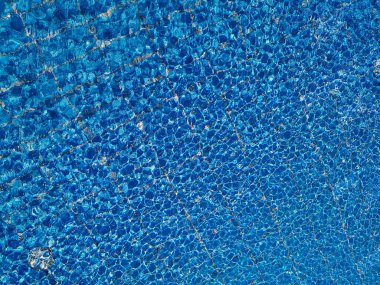 Yüzme havuzunda güneş yansımalı mavi su dalgalanması. Yüksek kalite fotoğraf