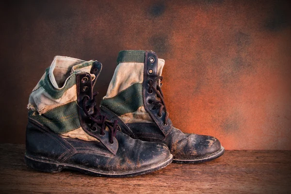 Nature morte de vieilles bottes de combat — Photo