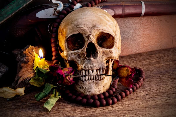 Naturaleza muerta, cráneo con pistola antigua bajo la luz de la vela — Foto de Stock