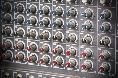 Bir sürü metal ve beyaz şarap kutusu var.