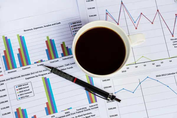 Черное кофе на финансовом графике — стоковое фото