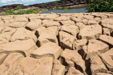 Toprak çatlamak ve nehir
