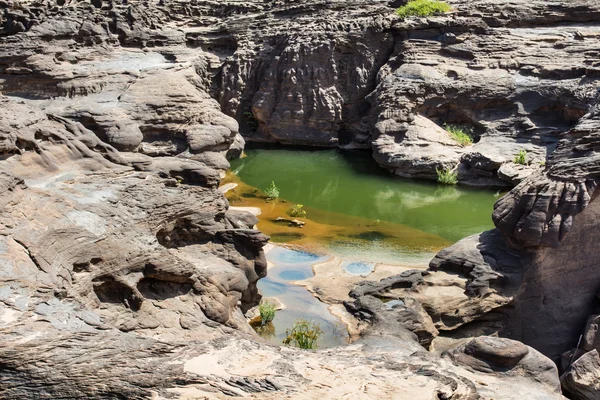 Sampanbok (3000 otworu), niesamowite Rock w rzeki Mekong, Ubonratchathani Tajlandia — Zdjęcie stockowe