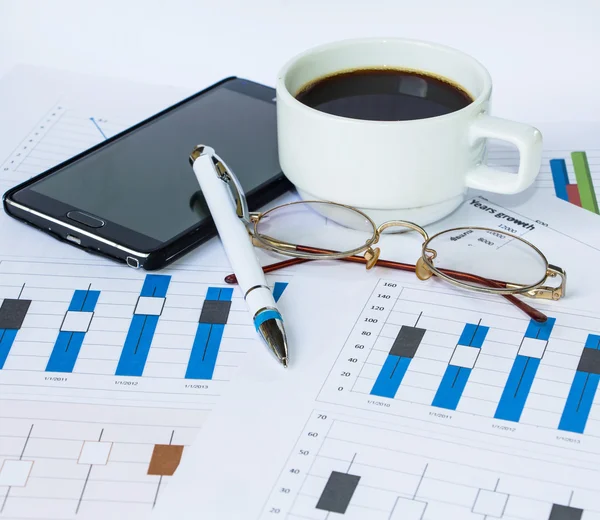 En kopp kaffe med finance diagram — Stockfoto