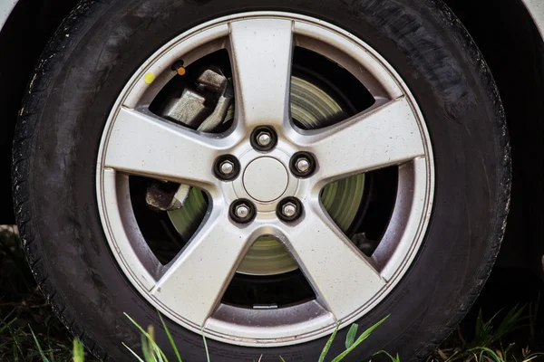 Roda do carro em um carro — Fotografia de Stock