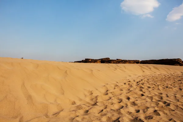 Deserto e cielo blu — Foto Stock