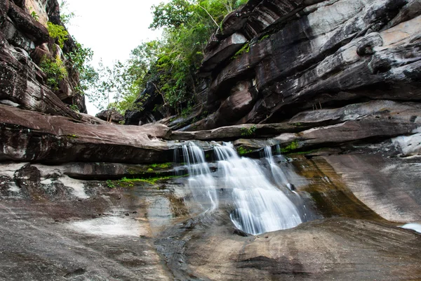 Cachoeira na floresta verde — Fotografia de Stock