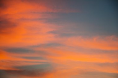 Bulutlar ve gökyüzü, gündoğumu