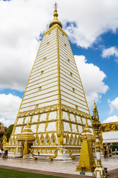 Thaise tempel en blauwe hemel — Stockfoto