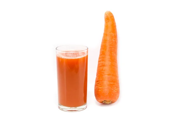 Bicchiere di succo di carota e carote fresche isolato su bianco — Foto Stock