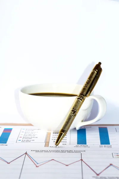 Vit Kaffekopp Med Affärer Och Ekonomisk Rapport Med Penna — Stockfoto