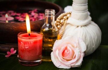 Bitkisel kompres topları ile koku mum Tay tarzı spa için.