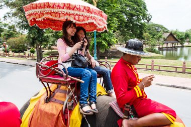 Turistlerle dolu Tayland fili 