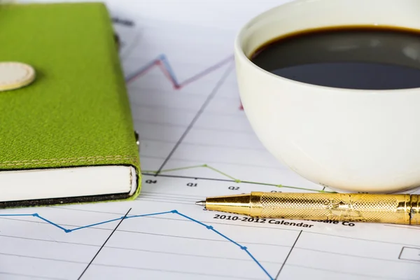 Office arbetsplatsen med papper, och en kopp kaffe — Stockfoto