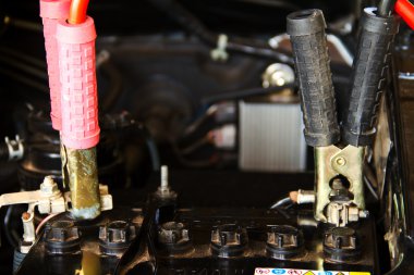 Pil Batarya jumper ile güç şarj etmek için sabitlenmiş