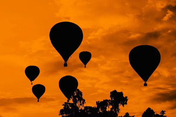 Luftballons am Abendhimmel — Stockfoto