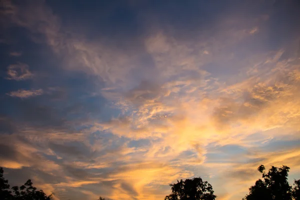 Cielo con nubes en la noche — Foto de Stock