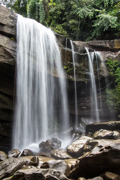 Pedra & Cachoeira na Tailândia — Fotografia de Stock