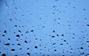 Yağmur damlaları penceresinde