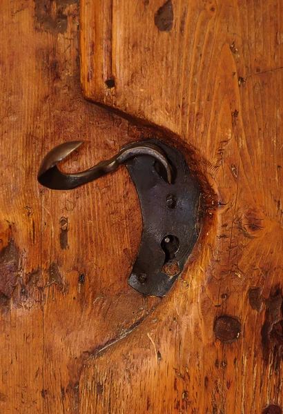 Punho de ferro na porta de madeira — Fotografia de Stock