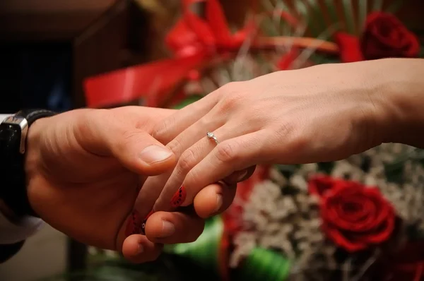 Anillo de compromiso en las mujeres — Foto de Stock