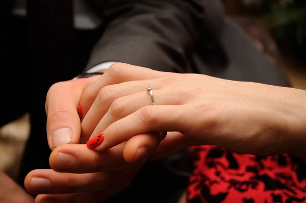 Nişan yüzüğü kadının üzerinde - Stok İmaj
