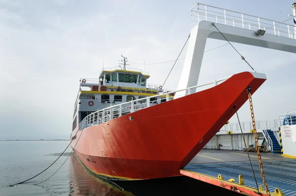 büyük feribot liman içinde